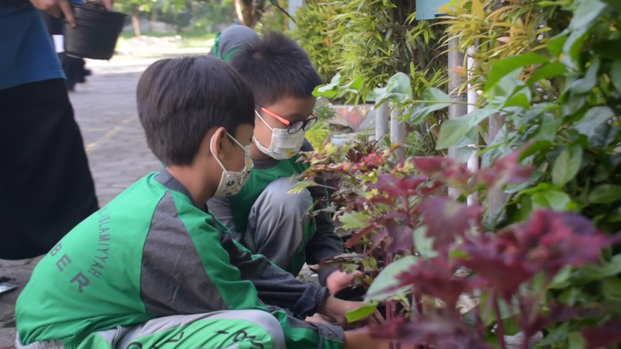 Siswa AIJE merawat lingkungan sekolah bersama